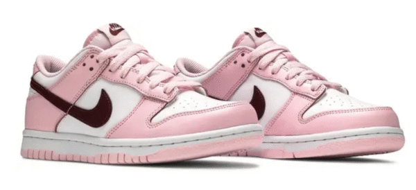 Nike Dunk Low en rosa, rojo y blanco
