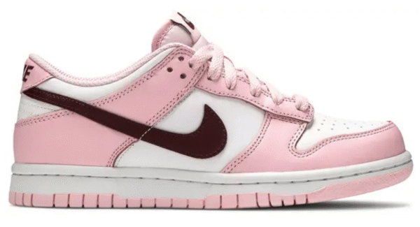 Nike Dunk Low en rosa, rojo y blanco